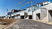 ドローンで物件の魅力をご紹介しております。閑静な住宅街に囲まれ、周りには緑の多い住宅環境です。