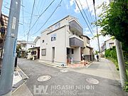 梶が谷駅徒歩5分の立地。スーパーやコンビニ、ドラッグストアなど生活利便施設が徒歩圏に揃い、毎日のお買い物も快適。通勤・通学にも便利で、暮らしやすさを実感できる住環境です。