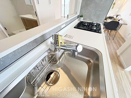 ワンタッチで原水・浄水・シャワーを切り替えることができます。ヘッドを延ばしてお掃除出来ますので、いつでも清潔なシンクが保てます♪
