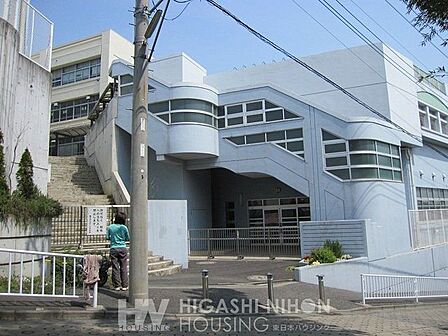 横浜市立中川中学校 徒歩15分。「信頼と共感~夢をもって挑戦し続ける生徒たち~」が学校教育目標の中川中学校。生徒たちは学習・行事・部活動など、いろいろな場面で一生懸命に取組んでいます。 1000m