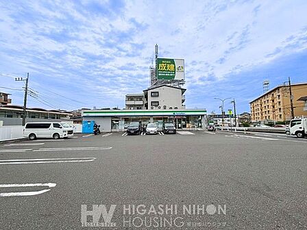 ファミリーマート川崎鷺沼店 徒歩5分。●24時間営業の便利なコンビニが近隣にあり、便利な生活環境が整います。いつでも気軽に立ち寄れ、心強い存在です● 350m