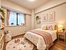 子供部屋：お子さまの成長をイメージしやすい子ども部屋です。【バーチャルステージングイメージ写真】本画像はCGにより家具・調度品を配置したイメージです。画像内の家具・調度品は販売価格に含まれず、付帯しません。