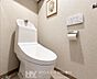 トイレ：清潔感のある快適なトイレ空間をイメージしやすい写真です。【バーチャルステージングイメージ写真】本画像はCGにより小物・インテリアを配置したイメージです。画像内の小物は販売価格に含まれず、付帯しません。