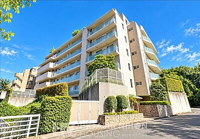 外観:緑豊かな街並みに調和しながら、確かな存在感を放つ洗練のレジデンス。※画像は一部CG加工を施しています。実際の現況とは異なる場合があります。現況優先となりますので、あらかじめご了承ください。 外観:緑豊かな街並みに調和しながら、確かな存在感を放つ洗練のレジデンス。※画像は一部CG加工を施しています。実際の現況とは異なる場合があります。現況優先となりますので、あらかじめご了承ください。