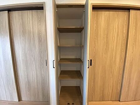 クローゼット付きで、衣類や荷物をすっきり整理しやすい空間です〇