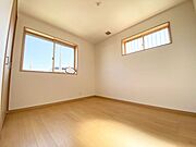 使い勝手の良い5.2帖の洋室。ベッドやデスクも配置しやすく、寝室として快適に利用できる広さです○