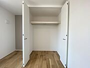 クローゼット付きで、衣類や荷物をすっきり整理しやすい空間です〇