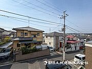 【眺望現地】朝の澄んだ空気や、夕方に吹く清々しい風を五感で感じられるバルコニー。 