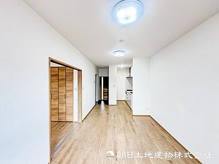 【リビング】休日はおひさまの光をたっぷりと取りこめるリビングでゆったりと過ごしませんか?