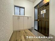 【玄関】玄関開けて真っすぐ進めば大切な家族が待っています。 