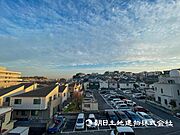 【眺望現地】朝の澄んだ空気や、夕方に吹く清々しい風を五感で感じられるバルコニー。 