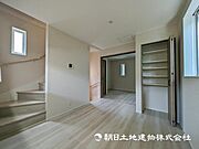 【リビング】観葉植物やタペストリーなどがあるとグッと引き締まったリビングになります 