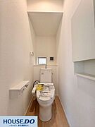 清潔感のあるホワイトで統一されたトイレ空間♪温水洗浄便座や手洗いカウンター付きで、使い心地も快適です！小窓から自然光が入り、換気もしっかり行えるため、いつでも爽やかで落ち着く場所になっています！