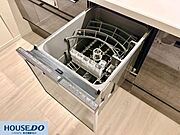 出し入れがスムーズなスライドオープン式の食器洗い乾燥機です！食後の片付けを機械に任せることで、夜のくつろぎ時間をしっかり確保できます♪手洗いに比べて節水効果が期待できるのも嬉しいポイントです♪