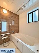 木目調のアクセントパネルが温かみを演出するバスルーム♪横長ミラーが空間を広く見せ、ゆったりとした浴槽が1日の疲れを癒やします！換気乾燥暖房機付きで、天候を気にせず洗濯物を乾かせるのも利点です♪