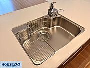 施工事例：老松町2丁モデルハウス大きな鍋も楽に洗えるワイドなステンレスシンク♪水切りカゴなどの便利な備品も備わっており、毎日の洗い物作業がスムーズに進みます！浄水器一体型の水栓も嬉しいポイント♪