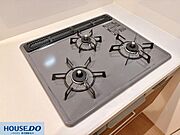 施工事例：老松町2丁モデルハウス一度に複数の調理が可能な3口ガスコンロを採用！フラットなトッププレートはお手入れがしやすく、忙しい毎日でもキッチン周りを清潔に保つことができます♪
