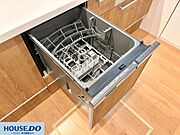 施工事例：老松町2丁モデルハウス家事の負担を軽減するスライドオープン式の食器洗い乾燥機を内蔵！手洗いよりも節水に繋がり、食後の片付け時間を短縮できるため、夜のくつろぎタイムをゆっくり過ごせます♪