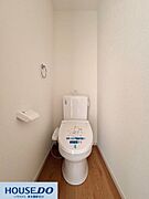 施工事例：老松町2丁モデルハウスお手入れのしやすい温水洗浄便座付きのトイレです♪ホワイトで統一された清潔感のある空間に、スマホや小物を置ける棚付きのペーパーホルダーが備わっています！