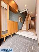 木目調の建具が温かみを感じさせる玄関です！大型のシューズボックスは鏡付きで、身だしなみチェックに便利♪廊下から階段へ続く動線も無駄がなく、階段下のデッドスペースも収納として有効活用されています♪