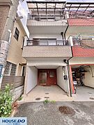 落ち着いた色調のタイル貼りが目を引く3階建て♪1階部分には奥行きのあるビルトインガレージを備えており、雨の日でも濡れずに車への乗り降りが可能です！大切なお車や自転車を日差しから守れる構造です♪