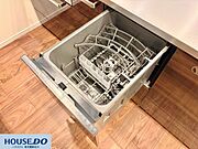 忙しい毎日の強い味方、スライドオープンの食洗機を完備しています♪手荒れの悩みも減り、食後の片付け時間をご家族との団らんに充てられます！節水にも繋がり、環境にも家計にも優しい嬉しい設備です♪