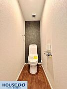背面の一部をシックな色合いに切り替えた、モダンなトイレ空間です！お手入れのしやすいタンクレストイレを採用し、限られたスペースを広く感じさせる工夫を施しました♪清潔感とデザイン性が両立しています！