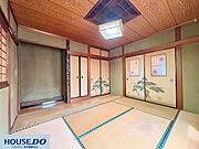 松の木が描かれた風情ある襖が、お部屋に品格を添えています！襖を開放すれば隣室との一体感も生まれ、家族が集まる際にも柔軟に活用可能。日本の四季や情緒を感じながら、ゆったりとした時間を過ごせます♪