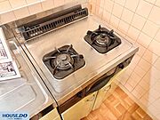 2口ガスコンロ付きで、同時に複数のお料理が作れます！効率よく調理できるので、忙しい時間もスムーズ♪毎日のお料理が、より快適になりそう☆