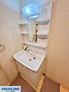 コンパクトながら、機能的な洗面台！鏡裏の収納には、歯ブラシや化粧品などの小物をすっきりと収納できます♪毎日のお手入れも、簡単で清潔☆
