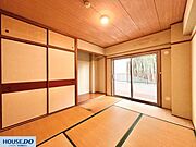 畳の温もりを感じながら、多目的に使える便利な一室です！障子や襖の縦横のラインが、空間に規律と落ち着きを与えてくれます♪客間としても、家族のくつろぎスペースとしても重宝します☆