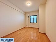 明るい木目調のフローリングが、お部屋全体を柔らかな印象にしてくれます！窓からは優しい光が差し込み、毎朝気持ちよく目覚められそうです☆シンプルな内装なので、お手持ちの家具も合わせやすいですよ♪