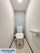 白を基調とした空間に、グレーのアクセントクロスが映える清潔感のあるトイレです！お手入れがしやすい温水洗浄便座を標準装備しました☆ペーパーホルダーには小物が置ける棚もあり、使いやすさを考えた設計です♪