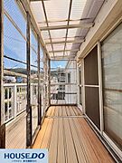 日差しが心地よく注ぐ、屋根付きの広々としたバルコニー♪視界を遮らない囲いがあり、外からの視線を気にせず洗濯物を干したり、椅子を置いて外気浴を楽しんだりできます！開放感と実用性を兼ね備えた空間です♪