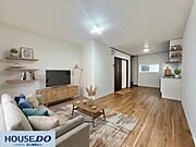 木のぬくもりを感じるフローリングと、リフォーム済みの白い壁が調和した明るいLDKです！全居室6畳以上の広さがあり、インテリアの配置もスムーズに行えます☆キッチン横の窓からは柔らかな光が差し込みます♪
