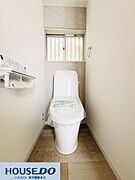 温水洗浄便座付きの清潔感あるトイレです☆背面のアクセントクロスが落ち着いた印象を与えてくれます！小窓がついているため換気もしやすく、いつでも空気が入れ替えられる心地よい空間になっています♪