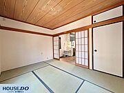 布団や季節物の片付けに重宝する大きな押入を備えた和室！引き戸を開けると隣のダイニングキッチンへ繋がり、家事動線もスムーズです☆木目の美しい天井と白い壁が調和した、居心地のよい伝統的な間取りです♪