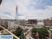 バルコニーからは遮るもののない、すっきりとした街並みを見渡せます！遠くの山々や広い空を近くに感じられる開放的な眺望で、家事の合間にふと外を眺めて深呼吸したくなるような心地よさです☆