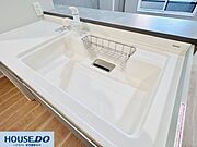 大きな鍋やフライパンも楽に洗えるワイドサイズのシンクです♪水器一体型の水栓や、水はねを抑える静音設計など、細やかな機能が充実。清潔感のあるホワイトカラーが、キッチン全体を明るく清潔に見せます！