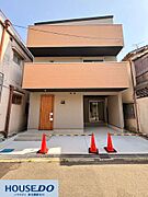 木目調のアクセントが目を引くスタイリッシュな3階建て。大切な愛車を雨風から守るビルトインガレージ付きで、天候が悪い日でも濡れずに荷物の搬入やお子様の乗り降りがスムーズに行えるのが魅力的な構造です♪