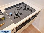 同時に複数の調理が進められて手際よく料理ができる3口ガスコンロ！お手入れが簡単なフラットトップでお掃除がサッと拭くだけで完了し、便利なグリルも付いて日々の献立の幅が広がります♪
