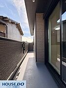 心地よい光が差し込むバルコニーは、洗濯物を干すのに十分な広さを確保！落ち着いた色合いの外壁デザインがモダンな雰囲気を演出します♪物干し金物も設置されており、毎日の洗濯作業が快適に行えます☆