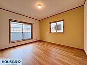 あたたかみのあるアクセントクロスが室内の雰囲気を和らげるお部屋！2面に配置された窓から心地よい風が通り抜けます☆木目調の床が落ち着いた印象を与え、ベッドや机の配置もしやすい形です♪