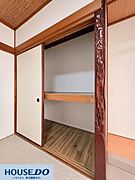 味わいのある床柱が目を引く押し入れ収納です☆上下2段に分かれているため、季節物のお布団や大きめの衣装ケースもすっきりと収まります！お部屋の中に物を置かずに済むので、空間を広々と有効に使えます♪
