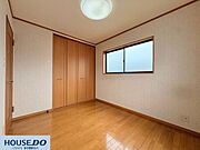 明るい木目のフローリングに差し込む柔らかな光が心地よい空間です！大きめのクローゼットが完備されており、お部屋をすっきりと保てます♪毎朝のコーディネート選びもスムーズに楽しめそうです☆