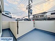 室内から続く広々バルコニー。洗濯物もゆったり干せ、光と風をたっぷり取り込む快適な住空間です。高層階ならではの抜け感ある眺望。晴れた日は青空が広がり、日常に心地よい開放感を与えてくれます。