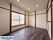 伝統的な真壁づくりの柱と、落ち着いた色合いのフローリングが調和したモダンな室内です！和の落ち着きを残しながらも、現代の家具やインテリアが合わせやすい、すっきりとしたお洒落な内装に仕上げました☆