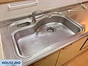 大きめの鍋やフライパンもスムーズに洗うことができる、ゆったりとしたサイズのステンレス製シンクです！水はねもしにくく、毎日のお片付けやシンク周りのお手入れが手軽に行える実用的な造りです♪