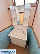 洗面ボウルが広く、手洗いや小物の水洗いがしやすいシャワー付き洗面化粧台！鏡の両サイドには小物を整理できる収納トレイが充実しており、歯ブラシや化粧品などを定位置にサッと片付けられます棚♪