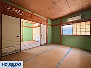 ふすまを開けると開放感が広がる、2部屋続きの伝統的な和室です☆い草の香りに包まれながら、寝転んでゆったりとリラックスできます！エアコンも設置されており、季節を問わず快適に過ごせるお部屋です♪